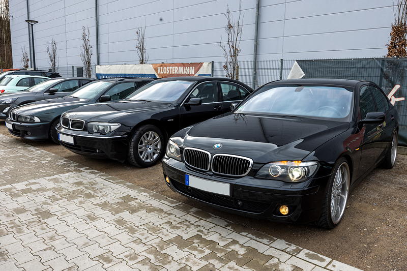 241. Rhein-Ruhr-Stammtisch: Stammtisch-Parkplatz hinter der Finca u. Bar Celona in Bochum, vorne: BMW 750i (E65 LCI) von Adrian ('Aedken')