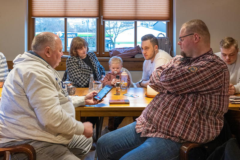 241. Rhein-Ruhr-Stammtisch: Stammtisch-Runde im M�rz 2023 u. a. mit Jens ('sandmaennchen1', links) und Basti ('Baschti', rechts)