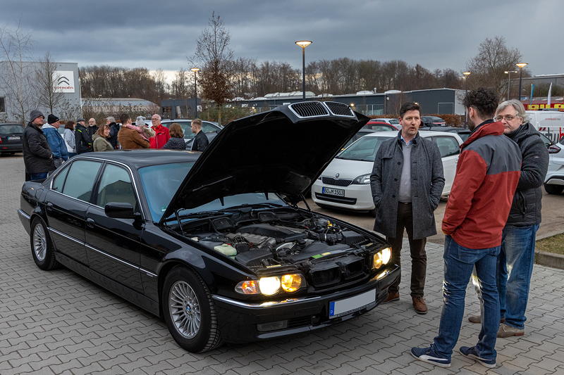 241. Rhein-Ruhr-Stammtisch: 'Benzin-Gespr�che' am BMW 750iL (E38) von Alexander ('Highliner')