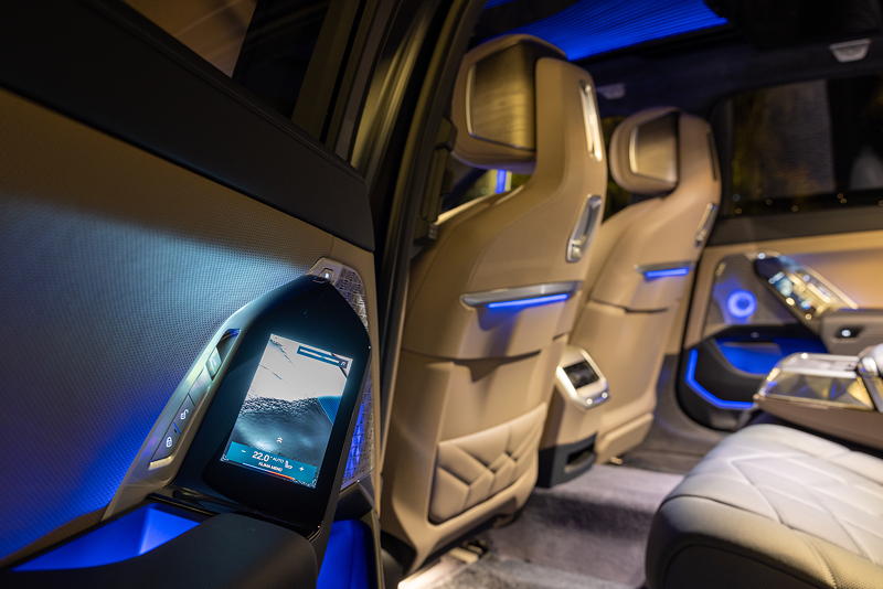  249. Rhein-Ruhr-Stammtisch im November 2023: BMW i7 M70 (G70), Bildschirm in der T�r zur Bedienung