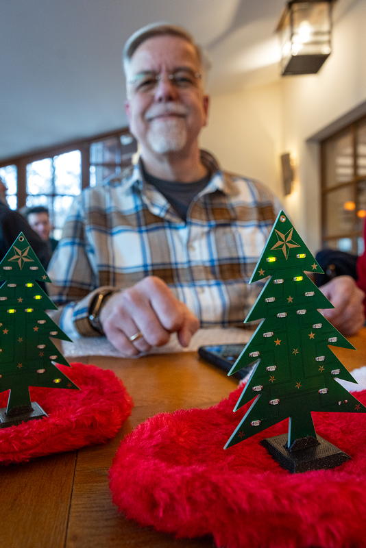 50. Rhein-Ruhr-Stammtisch: Stammtisch-Organisator Gregor ('leopold456') erhielt von einem Teilnehmer ein Weihnachtsgeschenk
