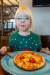 250. Rhein-Ruhr-Stammtisch: Alyssa mit ihrer Kinder-Pizza in der Finca Bar Celona in Bochum