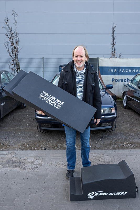 253. Rhein-Ruhr-Stammtisch im Mrz 2024: Gerd ('MacCloud') mit seiner mobilen Auffahrrampe, leicht, aber schwer zu bekommen