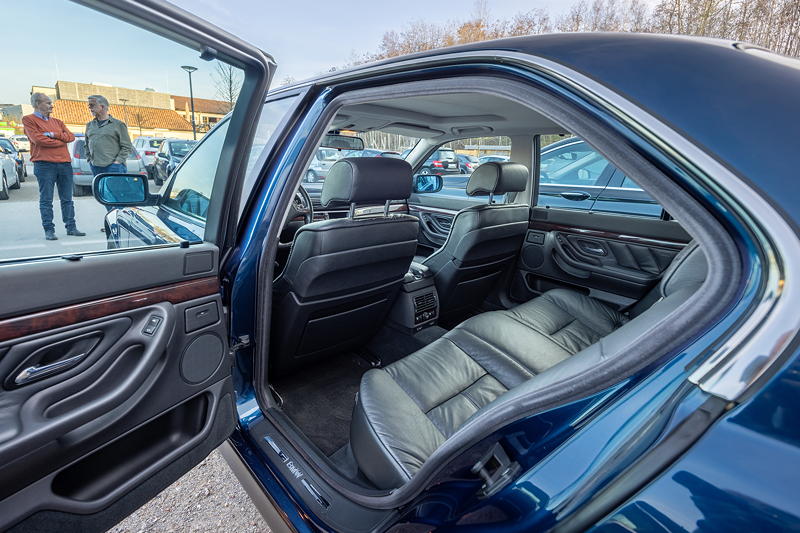 253. Rhein-Ruhr-Stammtisch im Mrz 2024: BMW 735i (E38) von Gerd ('MacCloud'), Blick in den Fond