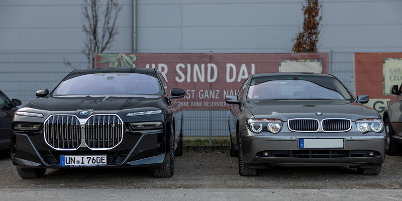 253. Rhein-Ruhr-Stammtisch im Mrz 2024: BMW i7 (G70) von Christian ('Christian') neben dem BMW 745i (E65) von Ralf ('MetalOpa')