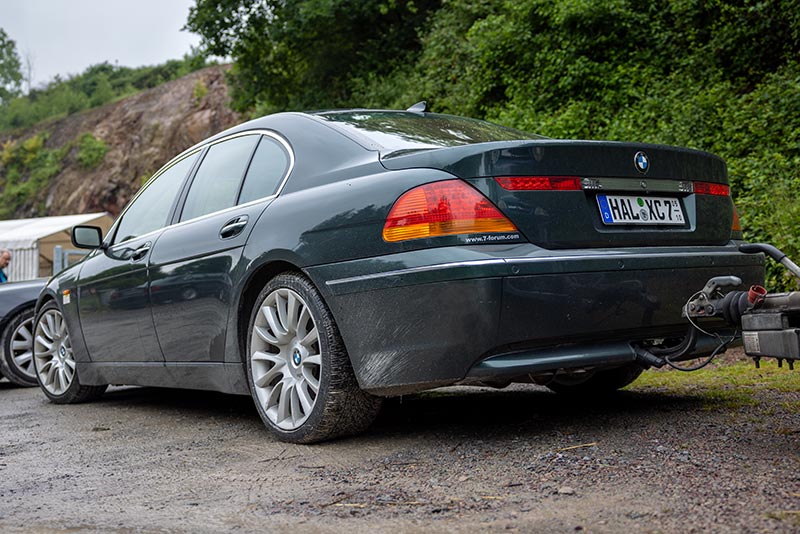 150. Treffen der 7er BMW Freunde S�dhessen: BMW 735i (E65) von Chris ('750li') mit Anh�nger