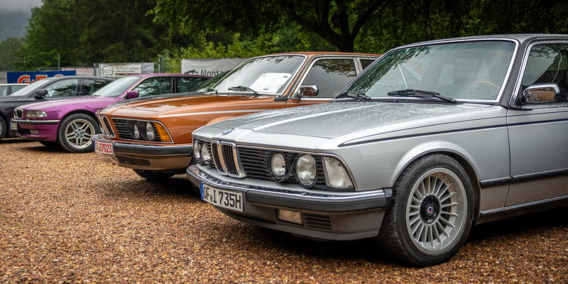 150. Treffen der 7er BMW Freunde S�dhessen: Bunt ging es zu auf dem Parkplatz mit 7er-BMWs in silber, topas-braun und lila