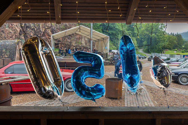 150. Treffen der 7er BMW Freunde Sdhessen: Luftballons in Form einer '150' anlsslich des Jubilums