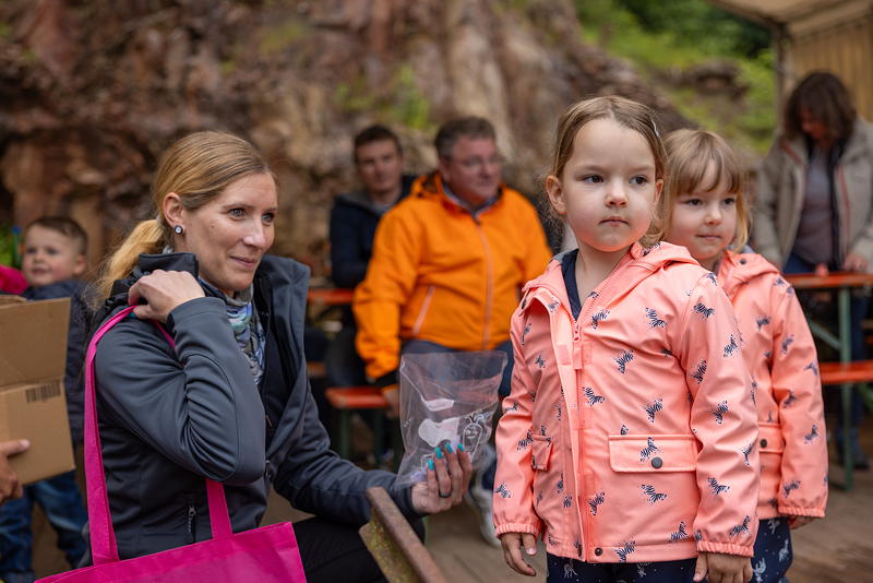 150. Treffen der 7er BMW Freunde S�dhessen: Bei der Tomobola halfen die Kinder als Gl�cksfeen