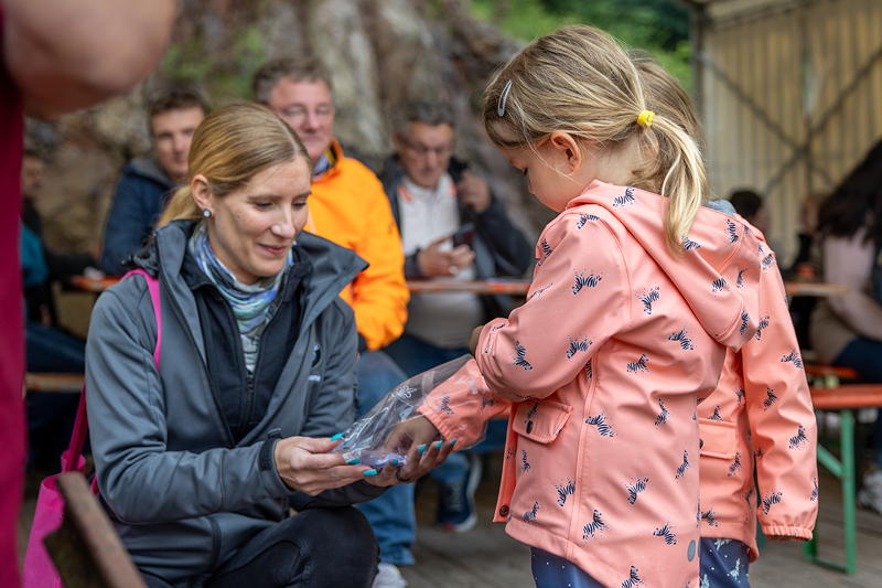 150. Treffen der 7er BMW Freunde S�dhessen: Zoe zieht bei der Tombola eine Gewinn-Nr.