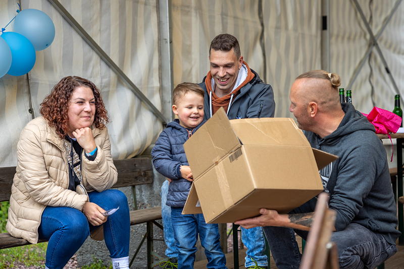  150. Treffen der 7er BMW Freunde S�dhessen, Tombola: Ben suchte die Preise zu den Losen aus