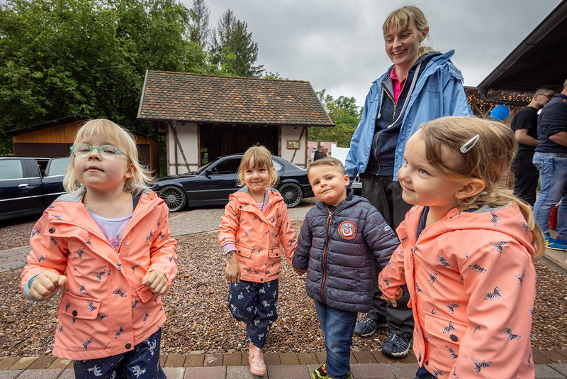 150. Treffen der 7er BMW Freunde S�dhessen: Viola ('*Phoebe*') mit Alyssa, Luna, Ben und Zoe