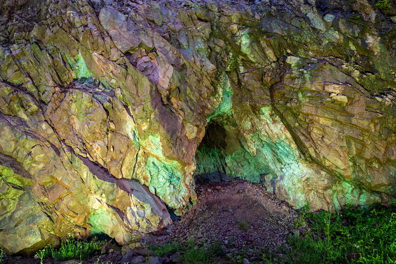 150. Treffen der 7er BMW Freunde Sdhessen, beleuchtetes Kupferbergwerk in Sommerkahl am Abend