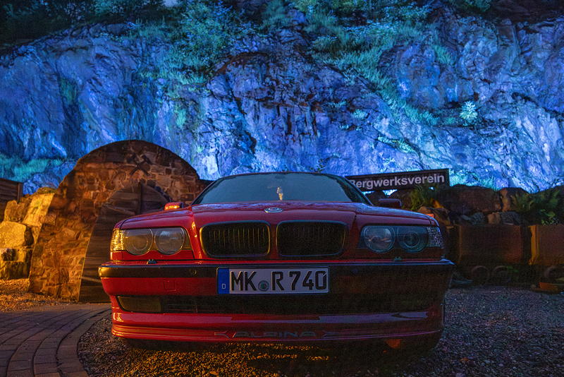 150. Treffen der 7er BMW Freunde S�dhessen: BMW 740i (E38) von Ralf ('asc730i') am Abend vor dem beleuchteten Kupferbergwerk