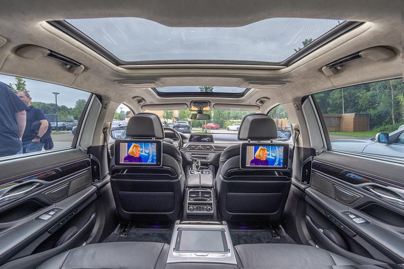 256. Rhein-Ruhr-Stammtisch im Juni 2024: BMW 740Ld xDrive (G12) von Michael ('Fiete'), Interieur Fond, mit Fond Entertainment Prof. und Sklounge Glasdach