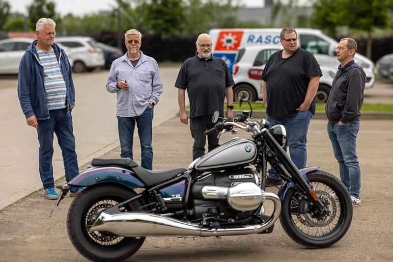 56. Rhein-Ruhr-Stammtisch im Juni 2024: die Stammtischler schauen sich die BMW R18 von Daniel ('Fosgate') an