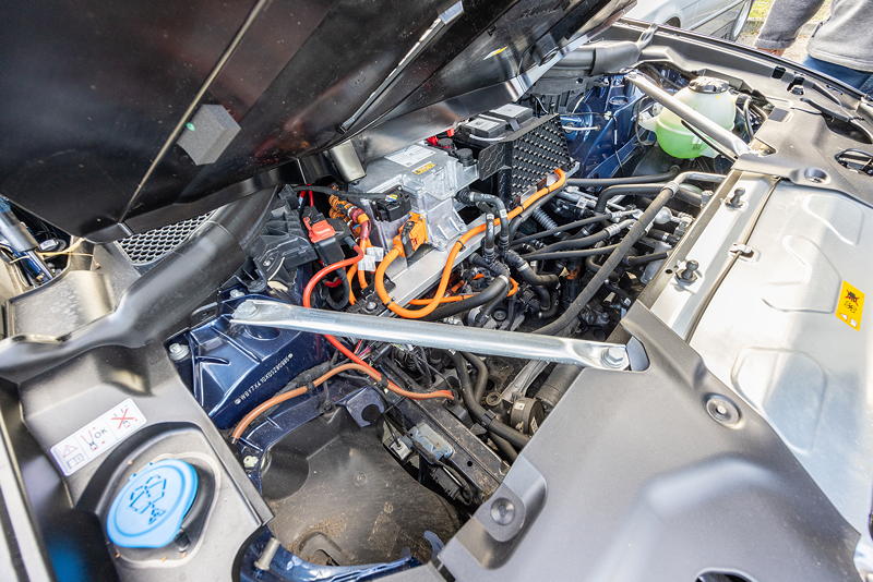 Rhein-Ruhr-Stammtisch im Oktober 2024: BMW iX3 von Gregor ('leopold456'), Motorraum, Platz fr einen Frunk ist vorhanden