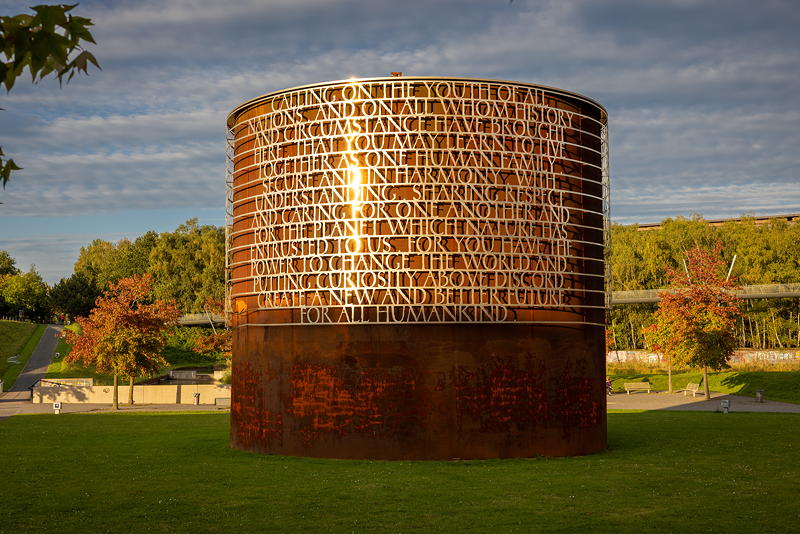 Jahrhunderthalle und Westpark Bochum, Skulptur: Appeal to the Youth of all Nations von Olu Oguibe