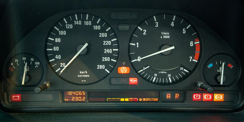 261. Rhein-Ruhr-Stammtisch im November 2024: BMW 750i (E32) von Wolfgang ('whan'), Tacho-Instrumente