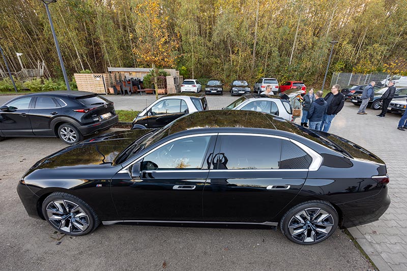 Rhein-Ruhr-Stammtisch im November 2024:der BMW i7 (G70) von Christian ('Christian') berragt die beiden 'Smarties'