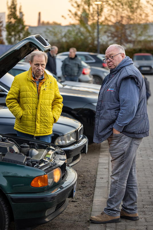 Rhein-Ruhr-Stammtisch im November 2024: Gerd ('Brennergerd') mit Jens ('sandmaennchen1') an Gerds BMW BMW 740i (E38)