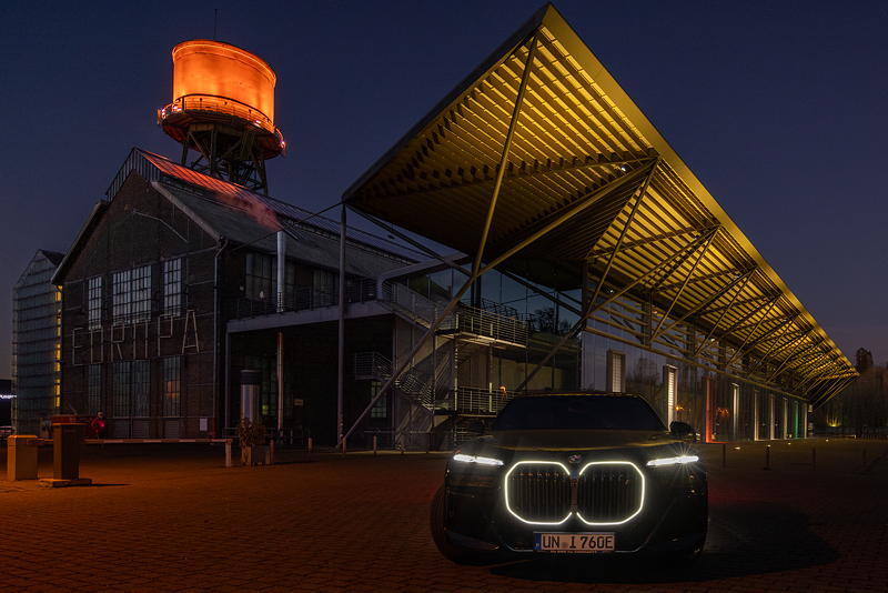 Rhein-Ruhr-Stammtisch im November 2024: BMW i7 xDrive60 von Christian ('Christian') an der Jahrhunderthalle Bochum am Abend