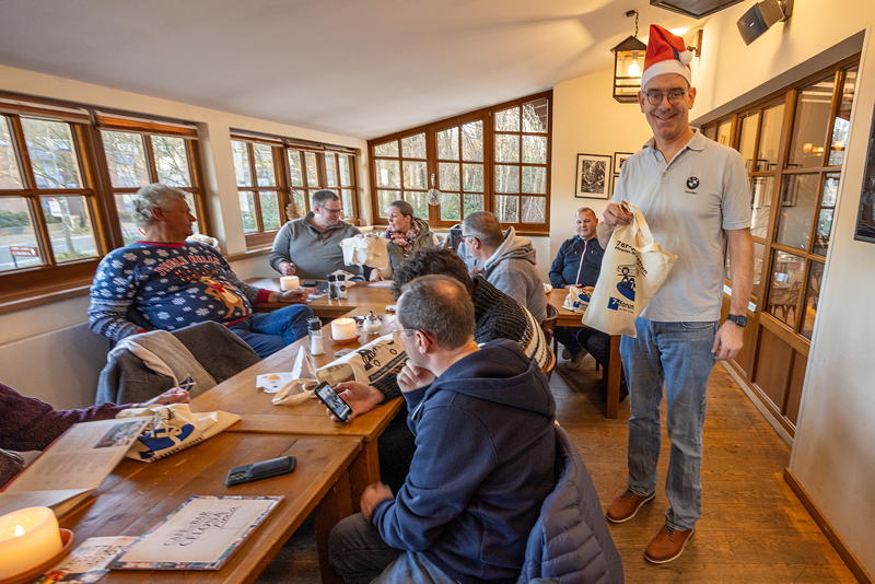 Rhein-Ruhr-Stammtisch im Dezember 2024: Christian ('Christian') verteilte kleine Geschenke