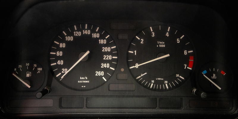 Rhein-Ruhr-Stammtisch im Mai 2025: BMW 740i (E32) von Werner ('Blacky94'), Tacho-Instrumente