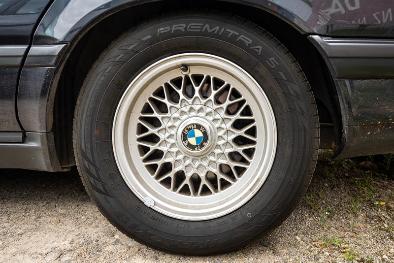 Rhein-Ruhr-Stammtisch im Mai 2025: BMW 740i (E32) von Werner ('Blacky94'), Rad