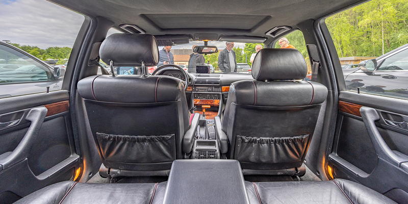 Rhein-Ruhr-Stammtisch im Mai 2025: BMW 740i (E32) von Werner ('Blacky94'), Interieur hinten