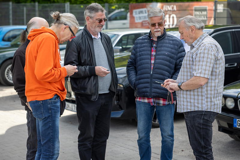 Rhein-Ruhr-Stammtisch im Mai 2025: Stammtischrunde auf dem Parkplatz