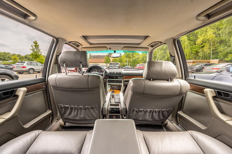 Rhein-Ruhr-Stammtisch im Juni 2025: BMW 735iL (E32) von Benjamin ('Bene32'), Innenraum hinten