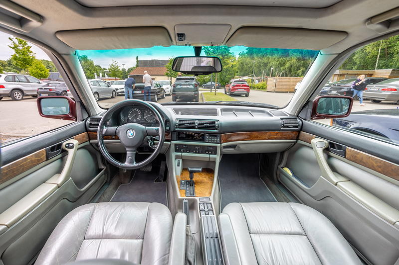 Rhein-Ruhr-Stammtisch im Juni 2025: BMW 735iL (E32) von Benjamin ('Bene32'), Innenraum vorne