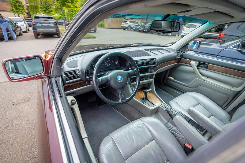 Rhein-Ruhr-Stammtisch im Juni 2025: BMW 735iL (E32) von Benjamin ('Bene32'), Innenraum vorne