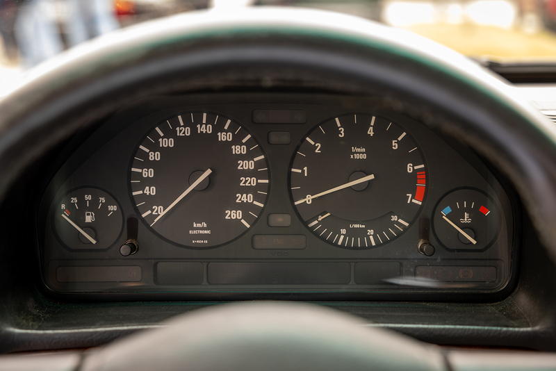 Rhein-Ruhr-Stammtisch im Juni 2025: BMW 735iL (E32) von Benjamin ('Bene32'), Tacho-Instrumente