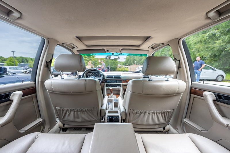 Rhein-Ruhr-Stammtisch im Juni 2025: BMW 735i (E32) von Tom ('E32Tom'), Innenraum hinten