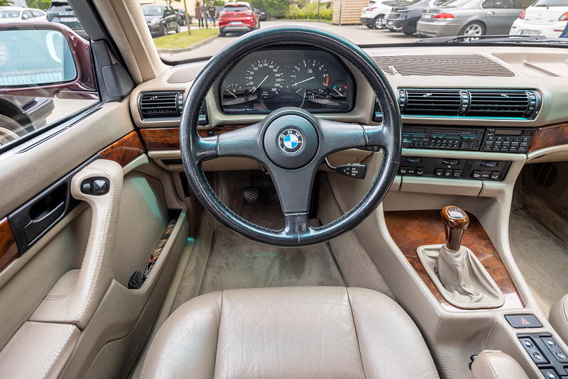 Rhein-Ruhr-Stammtisch im Juni 2025: BMW 735i (E32) von Tom ('E32Tom'), Cockpit