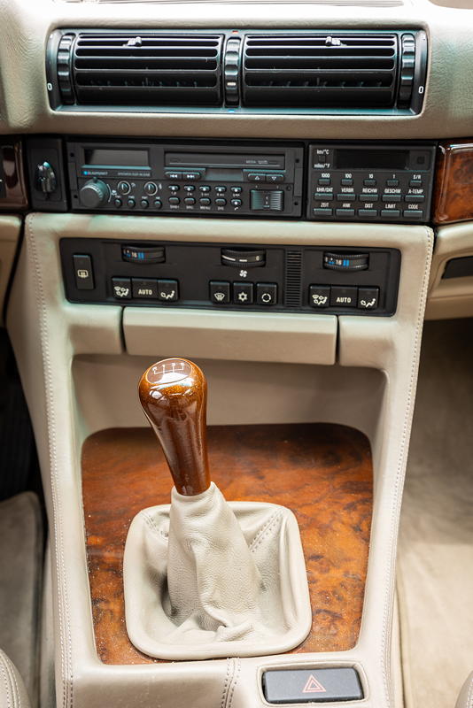 Rhein-Ruhr-Stammtisch im Juni 2025: BMW 735i (E32) von Tom ('E32Tom'), Mittelkonsole