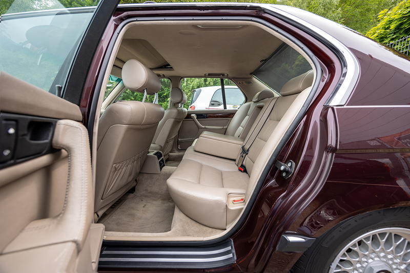 Rhein-Ruhr-Stammtisch im Juni 2025: BMW 735i (E32) von Tom ('E32Tom'), Innenraum hinten