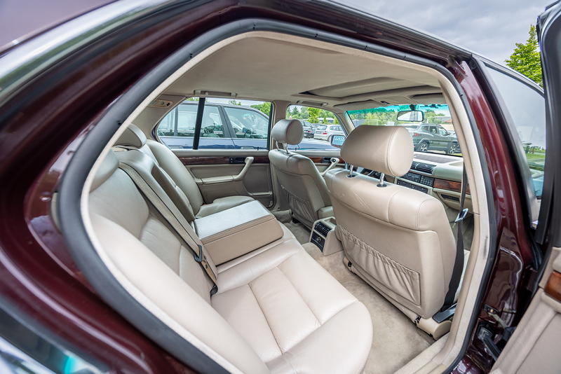 Rhein-Ruhr-Stammtisch im Juni 2025: BMW 735i (E32) von Tom ('E32Tom'), Innenraum hinten