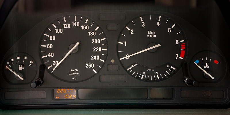 Rhein-Ruhr-Stammtisch im Juni 2025: BMW 735i (E32) von Tom ('E32Tom'), Tacho-Instrumente