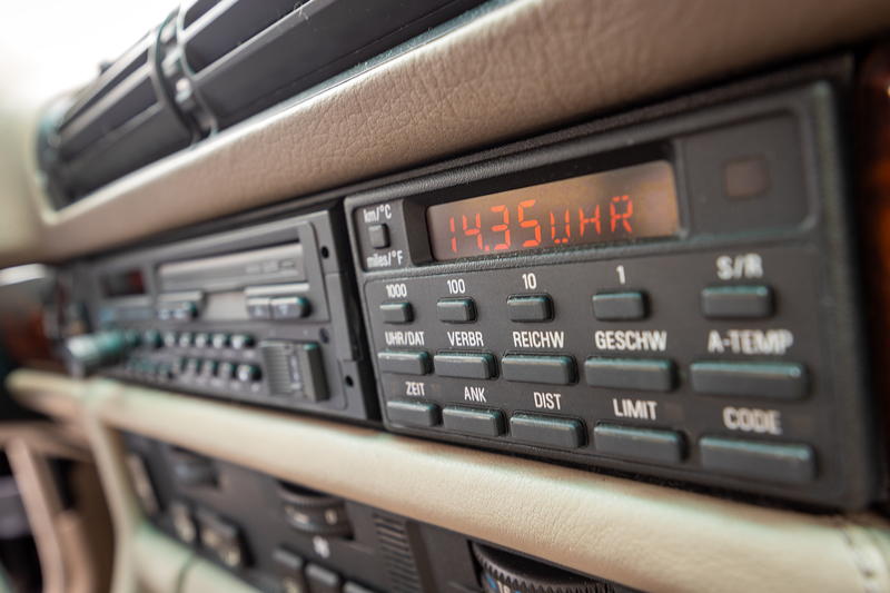 Rhein-Ruhr-Stammtisch im Juni 2025: BMW 735i (E32) von Tom ('E32Tom'), Bord-Computer