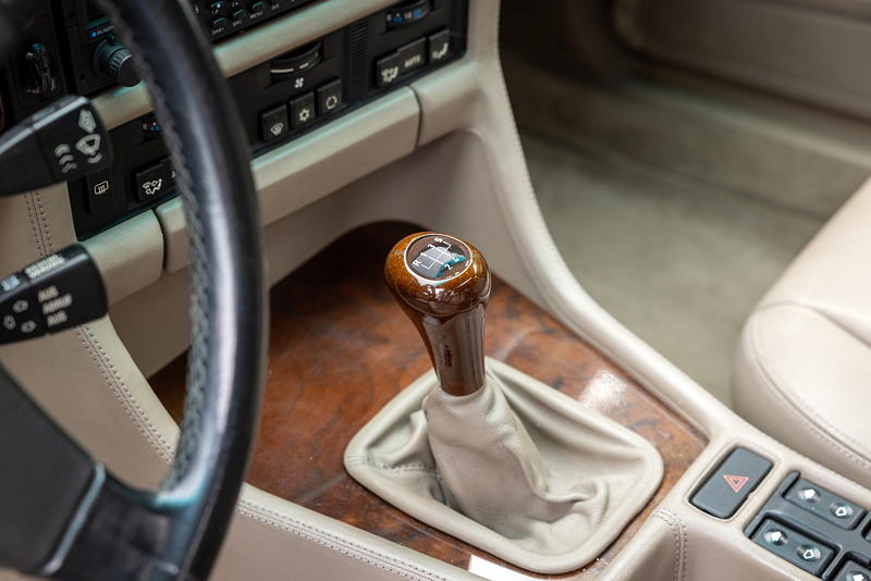 Rhein-Ruhr-Stammtisch im Juni 2025: BMW 735i (E32) von Tom ('E32Tom'), Mittelkonsole mit Schalthebel