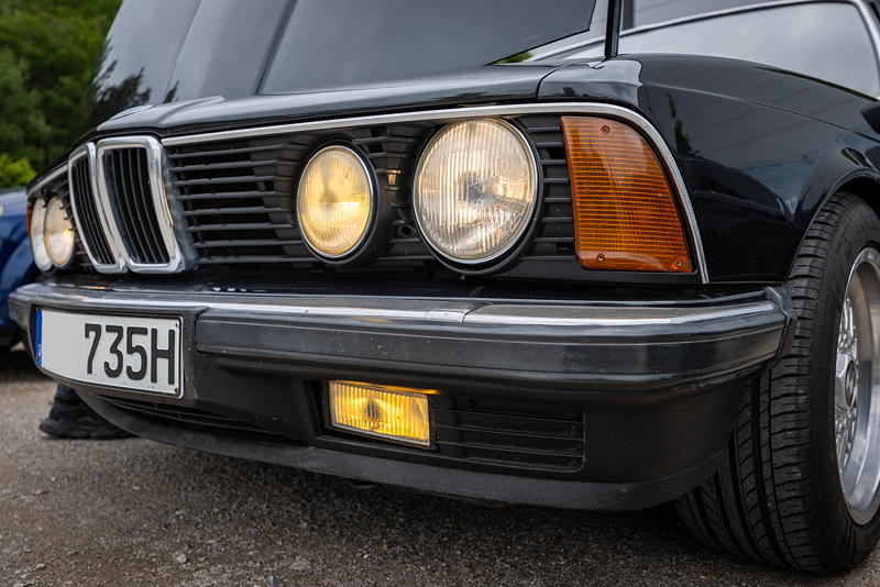 Rhein-Ruhr-Stammtisch im Juni 2025: BMW 735i (E23) von �mer ('�merE23'), mit gelben Nebelscheinwerfern