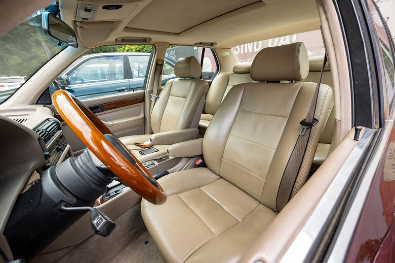 270. Rhein-Ruhr-Stammtisch im August 2025: BMW 750i (E32) von Ulrich ('uliha'), Interieur vorne