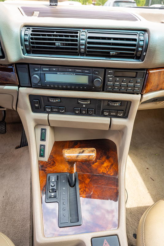 270. Rhein-Ruhr-Stammtisch im August 2025: BMW 750i (E32) von Ulrich ('uliha'), Mittelkonsole vorne