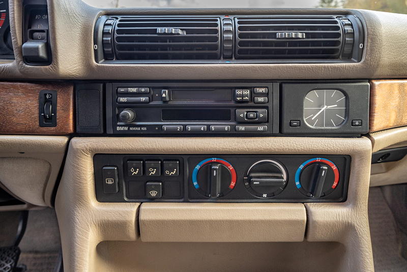 Rhein-Ruhr-Stammtisch im November 2025: BMW 730i (E32) von Andre ('Kuka'), Mittelkonsole vorne