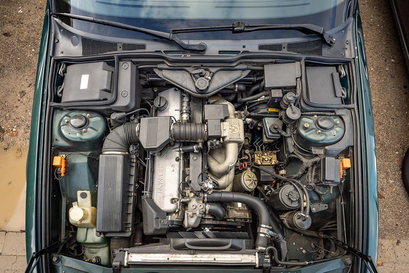 Rhein-Ruhr-Stammtisch im November 2025: BMW 730i (E32) von Janosch ('730i_E32_Islan'), 6 Zylinder-Motor