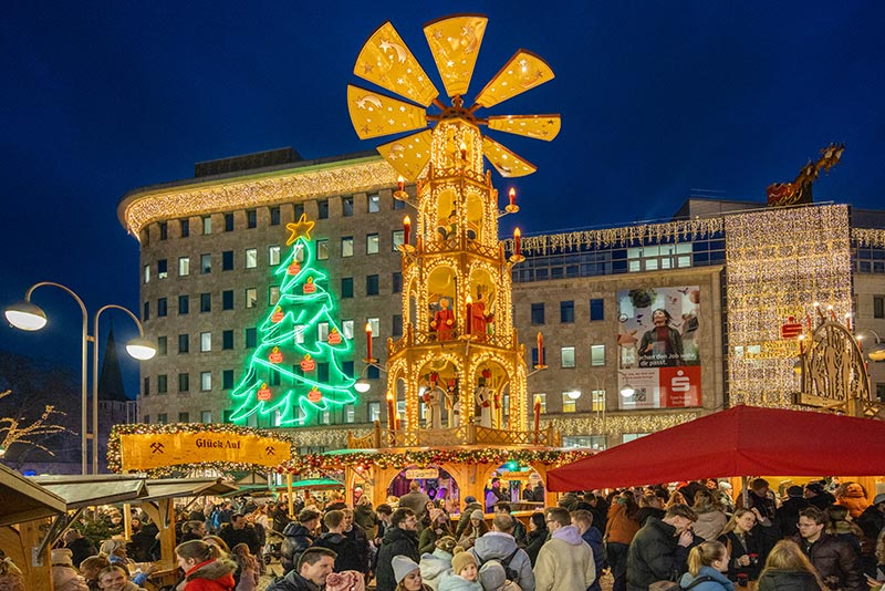 Weihnachtsmarkt in Bochum 2025, Dr. Ruer-Platz mit dem fliegenden Rentierschlitten oben rechts