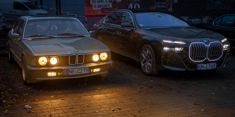 zwei BMW 7er-Generationen, die erste links und die aktuellste rechts, der BMW 735i (E23) von Michal ('bmwe23') und der BMW i7 xDrive60 (G70) von Christian ('Christian')